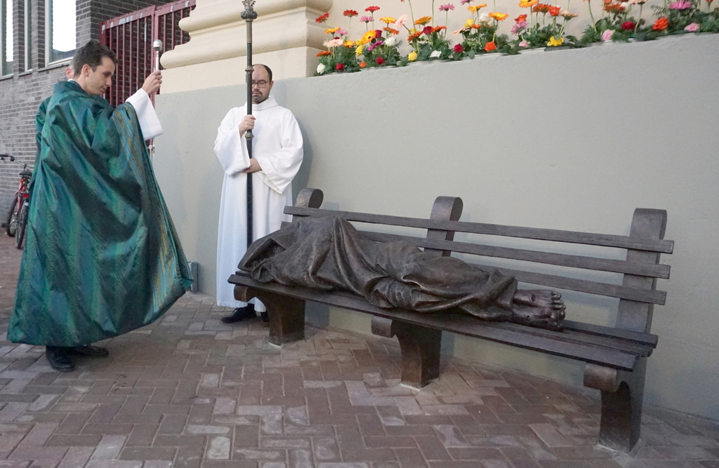 Ad Amsterdam, davanti alla chiesa di Moses e Aron, luogo di preghiera della Comunità, è stata collocata la statua dell'Homeless Jesus